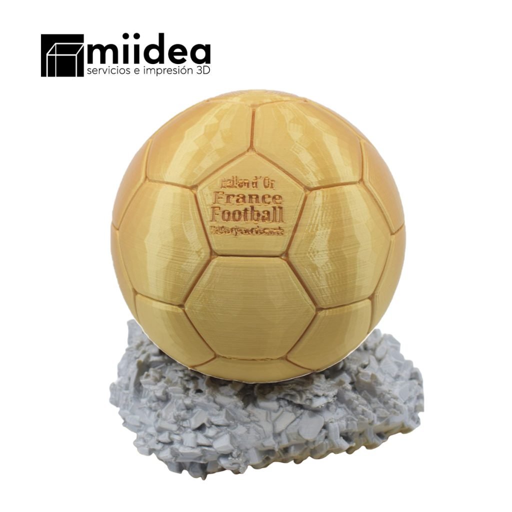 Detalle de la personalización en la base del Balón de Oro 3D