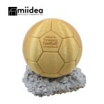 Detalle de la personalización en la base del Balón de Oro 3D