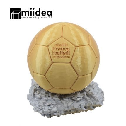 Detalle de la personalización en la base del Balón de Oro 3D