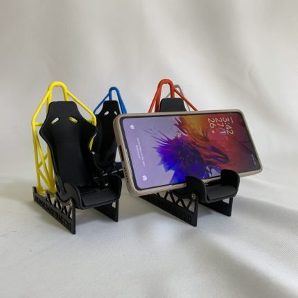 Butaca auto porta celular 3D vista frontal en vehículo